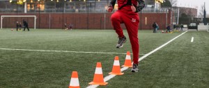 een van de deelnemers van de voetbalschool van joshua agteres doet hier een loopcoördinatie oefenvorm.